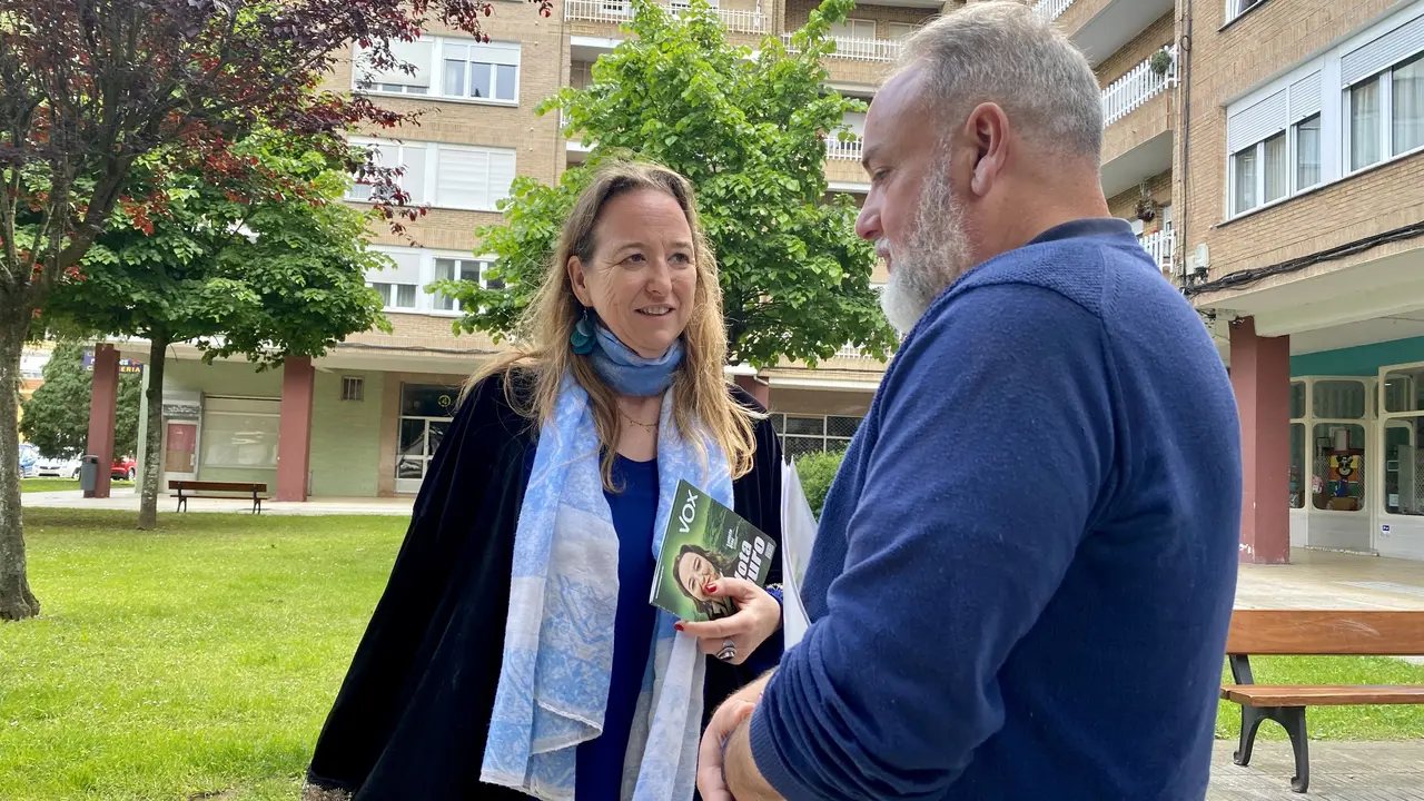 La candidata de Vox de Cantabria, Leticia D&iacute;az, y el de Torrelavega, Roberto Garc&iacute;a Corona, en Torrelavega