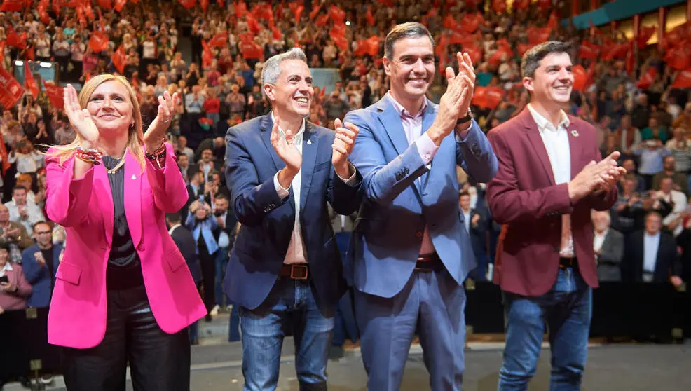 El presidente del Gobierno y l&iacute;der del PSOE, Pedro S&aacute;nchez (tercero por la izda) junto con los candidatos del PSOE a la Presidencia de Cantabria y la Alcald&iacute;a de Santander, Pablo Zuloaga (segundo izda) y Daniel Fern&aacute;ndez (Derecha), y Noelia Cobo