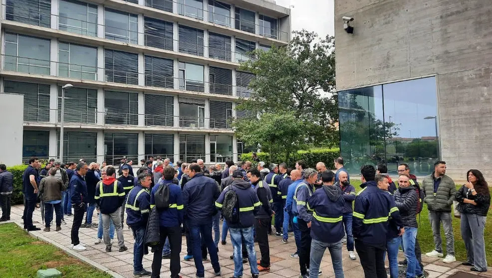 Concentración de trabajadores de Sidenor ante la Consejería de Industria