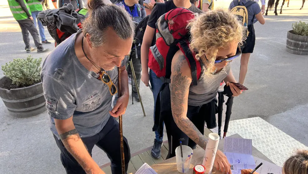 Peregrinos en la Oficina del Peregrino de Santo Toribio