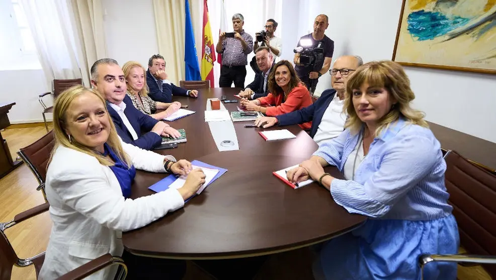 Los equipos negociadores de PP y PRC mantienen su primera reunión sobre la gobernabilidad de Cantabria