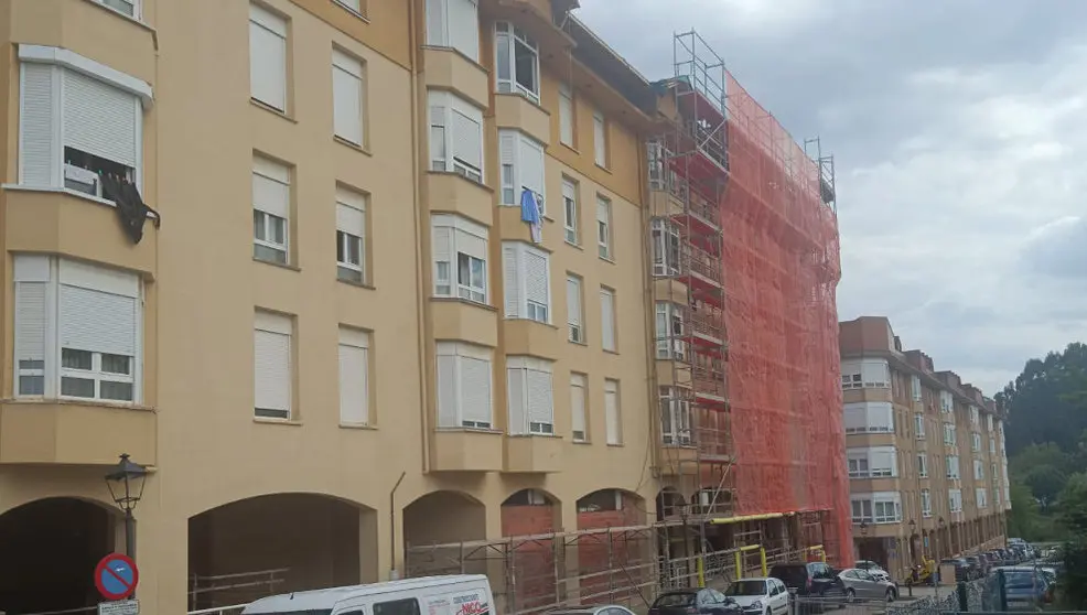 Edificio de la urbanización Tres Robles de Maliaño | Foto- edc