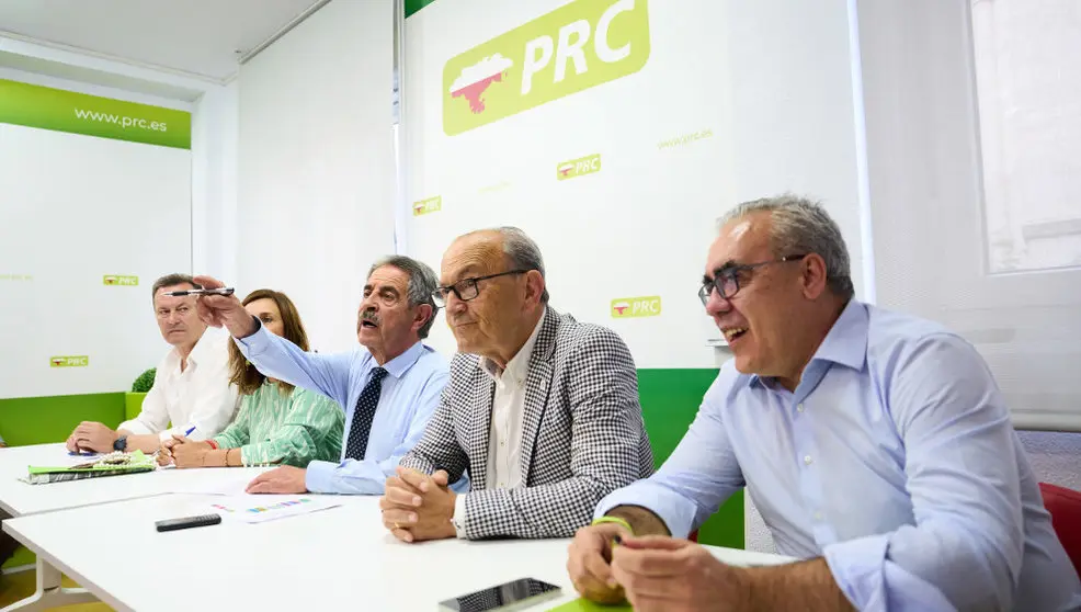 El secretario general del PRC, Miguel Ángel Revilla, junto a los vicesecretarios, Guillermo Blanco, Paula Fernández y Javier López Marcano, y al portavoz parlamentario, Pedro Hernando