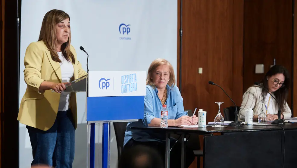 La presidenta del Partido Popular de Cantabria, María José Sáenz de Buruaga (i), y la secretaria general del PP de Cantabria, María José González Revuelta (c), durante la reunión de la Junta Directiva Regional del PP