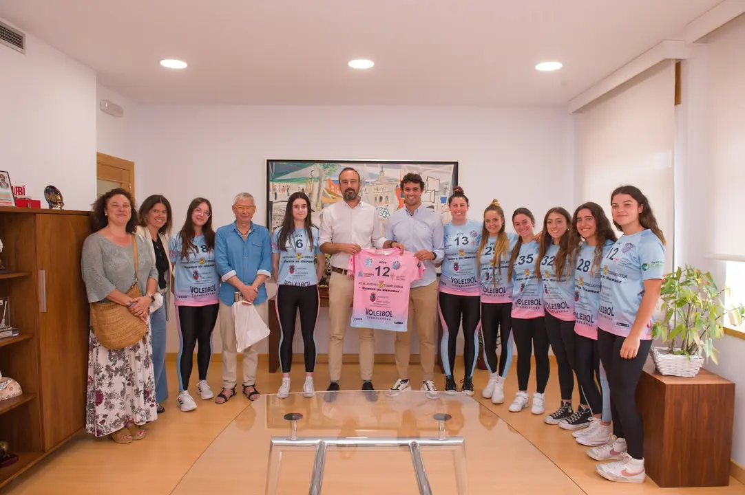 El alcalde de Torrelavega en funciones, Javier L&oacute;pez Estrada, recibe all Voleibol Torrelavega por su ascenso a Primera Nacional Femenina Torrelavega por su ascenso a Primera Nacional Femenina