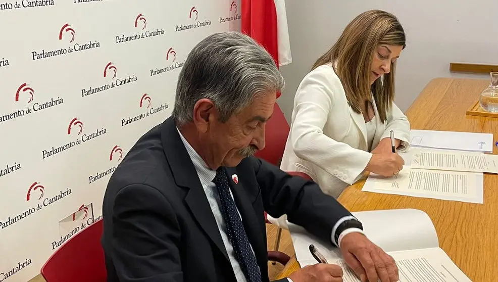 Miguel &Aacute;ngel Revilla y Mar&iacute;a Jos&eacute; Sa&eacute;nz de Buruaga firman la investidura de la 'popular'