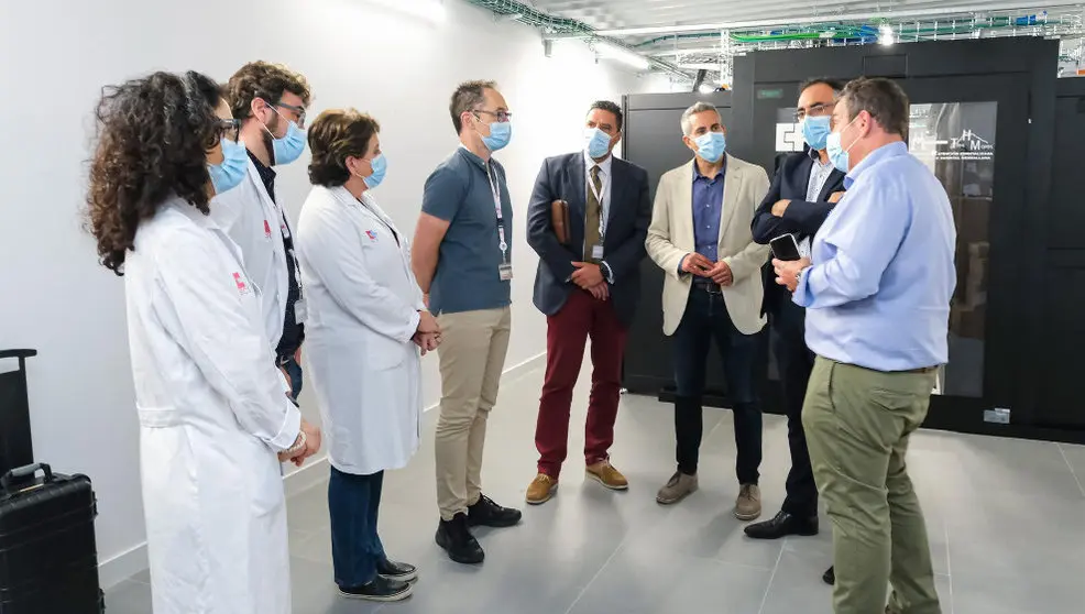 El vicepresidente y consejero en funciones, Pablo Zuloaga, y el consejero de Sanidad en funciones, Ra&uacute;l Pesquera visitan el CPD del Hospital Sierrallana