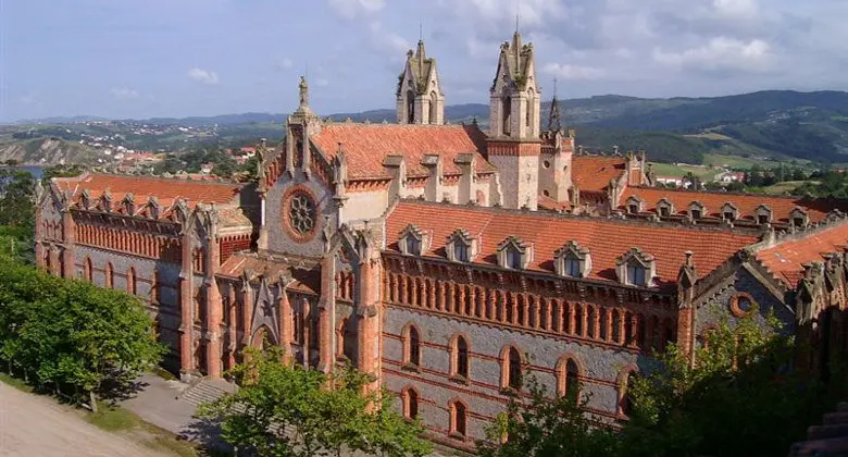 La Fundaci&oacute;n Comillas ha sido condenada a readmitir a las tres trabajadoras como personal fijo