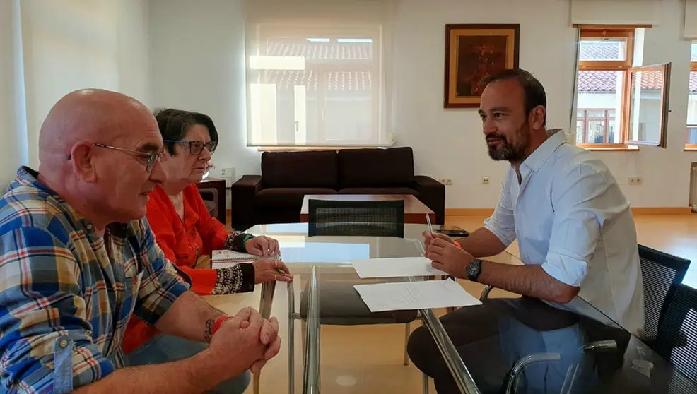 El alcalde, Javier L&oacute;pez Estrada, reunido con los representantes de la Uni&oacute;n Vecinal, Montse P&eacute;rez y Alberto del Olmo