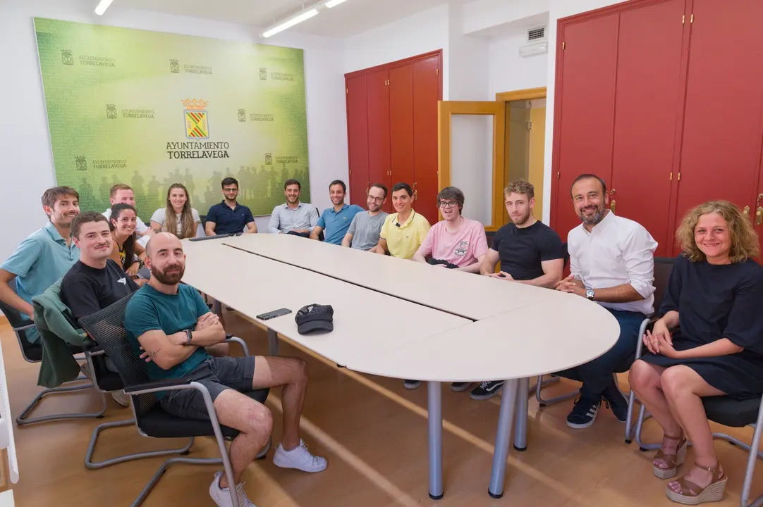 El alcalde, Javier L&oacute;pez Estrada, y la concejala de Festejos, Patricia Portilla, junto a los miembros de la pe&ntilde;a 'Los Patroners'