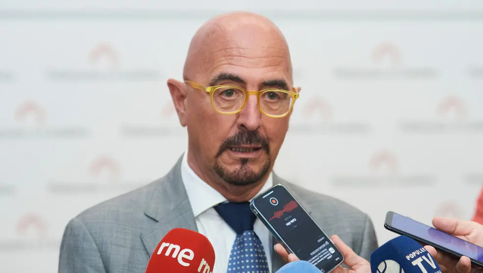 El consejero de Salud del Gobierno de Cantabria, C&eacute;sar Pascual, atiende a medios tras el acto de toma de posesi&oacute;n de los nuevos consejeros del Gobierno de Cantabria