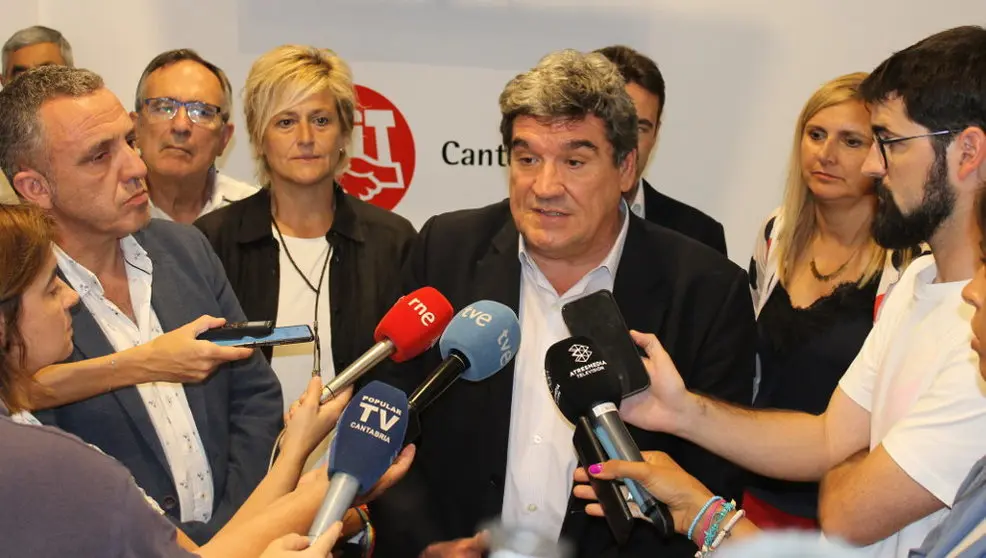 El ministro de Inclusi&oacute;n, Seguridad Social y Migraciones, Jos&eacute; Luis Escriv&aacute;, tras su encuentro con UGT en Cantabria | Foto- edc