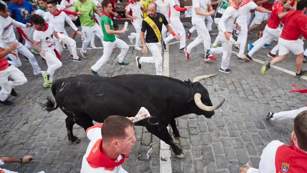  Un toro durante el sexto encierro de las fiestas de San Ferm&iacute;n 2023