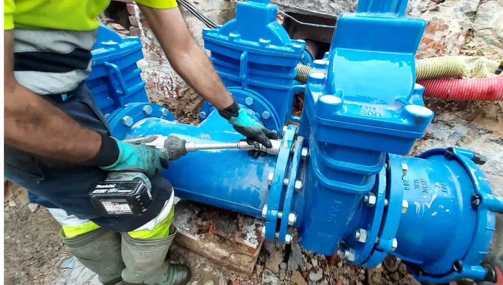 Nuevas v&aacute;lvulas en la red de abastecimiento de la calle Juli&aacute;n Ceballos