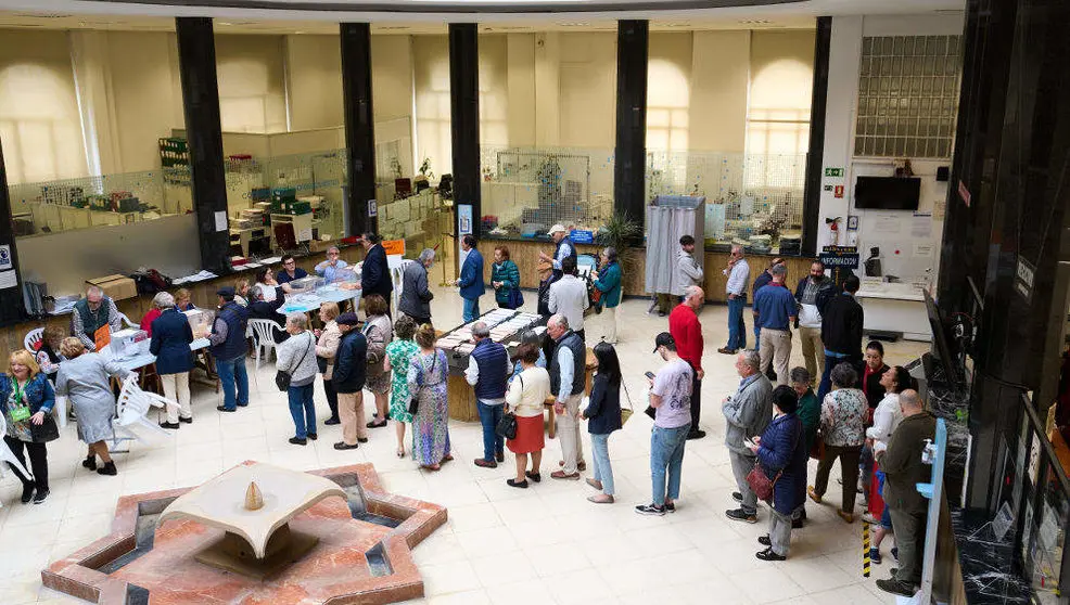 Varias peronas ejercen su derecho al voto en el Ayuntamiento de Santander