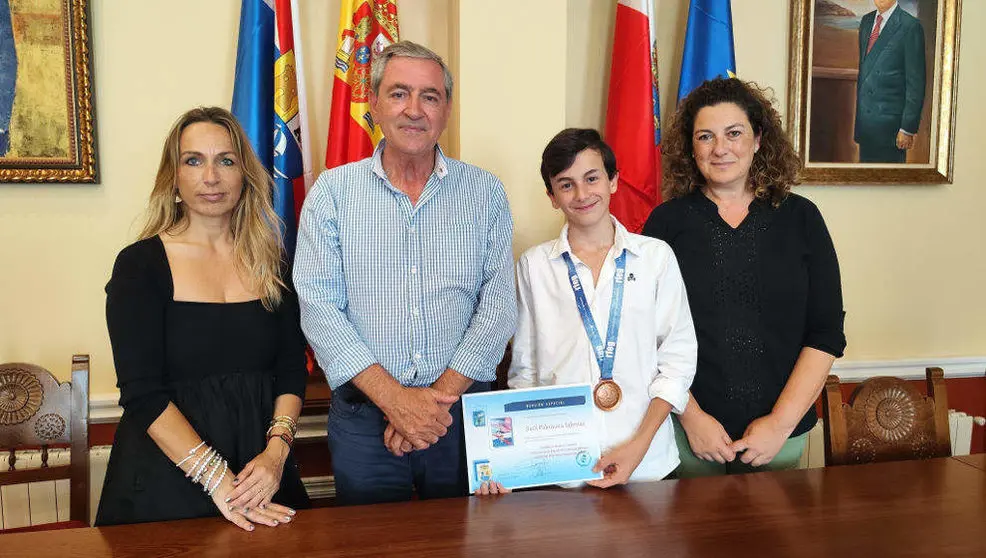 Sa&uacute;l Palomera, entre el alcalde, Andr&eacute;s Ruiz, y la concejala de Deportes, Ana Santiago, acompa&ntilde;ados por la entrenadora Sonia Cotera