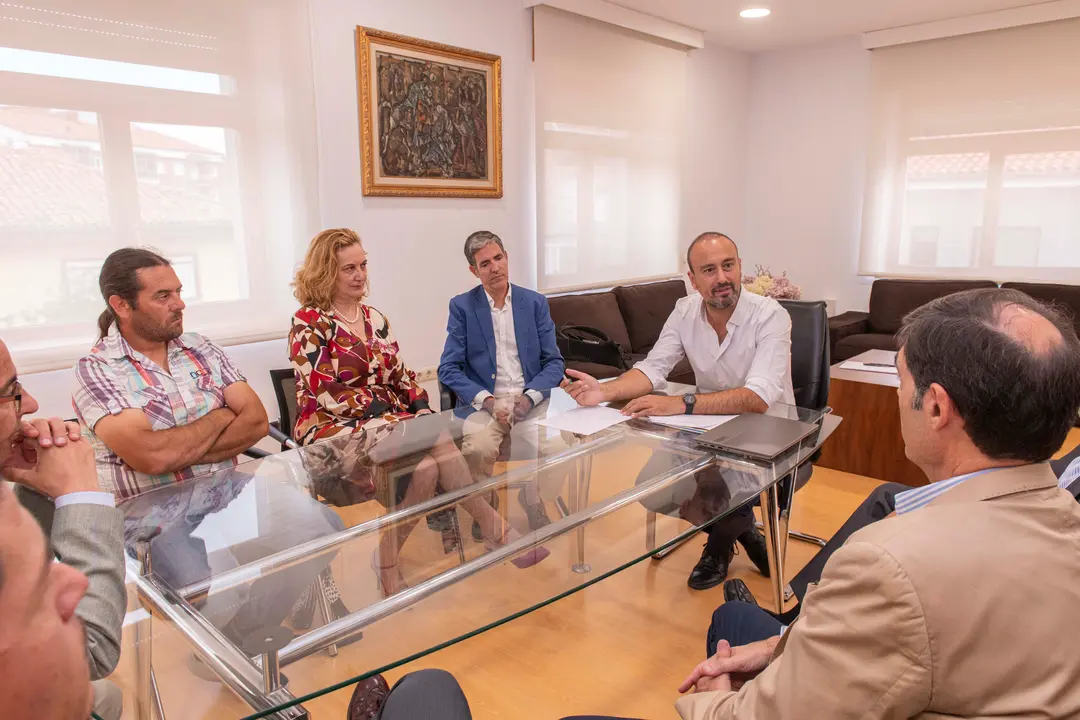 El alcalde, Javier L&oacute;pez Estrada, recibe al nuevo Comit&eacute; Ejecutivo de la C&aacute;mara de Comercio de Torrelavega