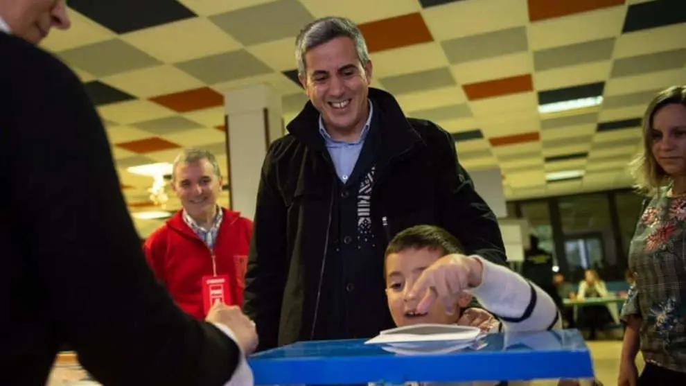 El secretario general del PSOE, Pablo Zuloaga, votando en el colegio Buenaventura Gonz&aacute;lez, de Santa Cruz de Bezana