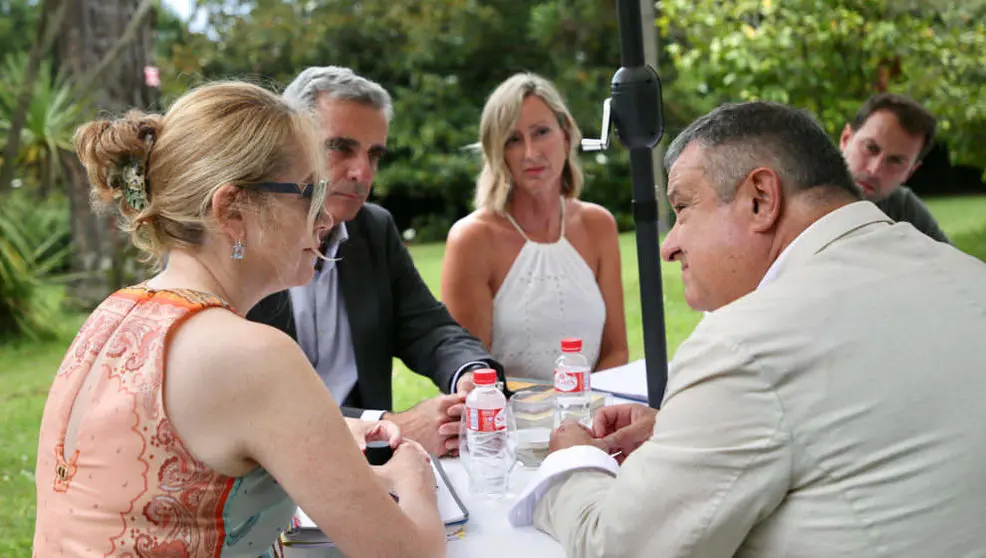 La consejera de Turismo, Eva Guillermina Fern&aacute;ndez, y el presidente de la AEHC, Javier Bedia