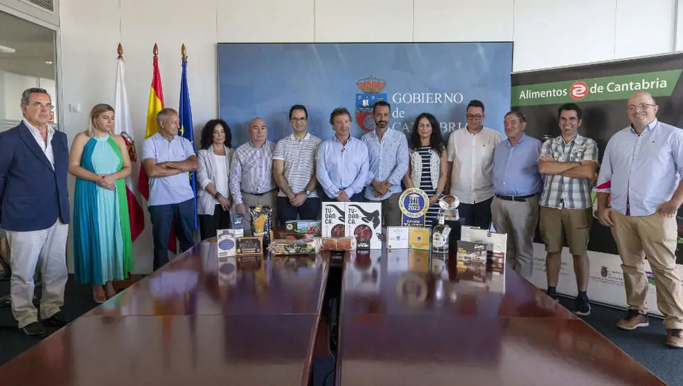 El consejero de Desarrollo Rural, Ganader&iacute;a, Pesca y Alimentaci&oacute;n, Pablo Palencia, recibe a los productores c&aacute;ntabros ganadores de las distintas categor&iacute;as de los Taste Awards.