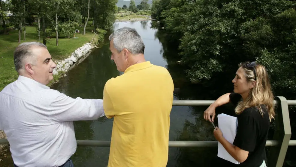 Visita del consejero de Fomento Roberto Media a Mazcuerras