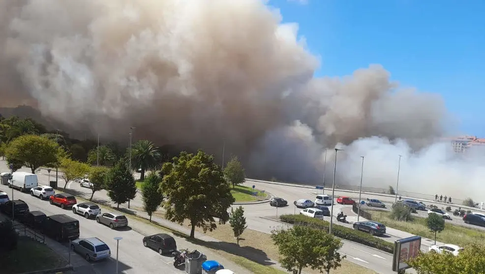 Incendio de matorral y plumero en la Vaguada de Las Llamas