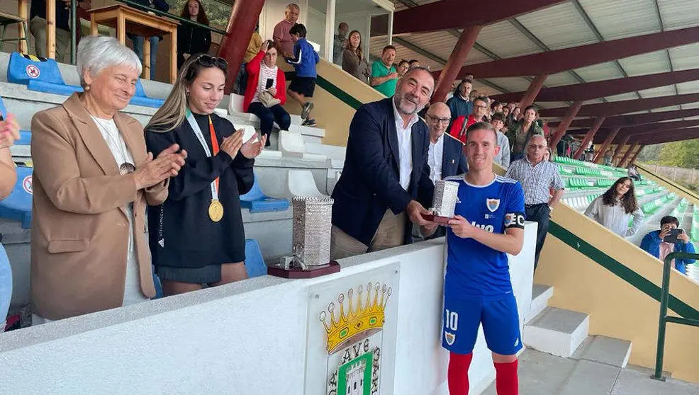 Athenea del Castillo, homenajeada en Galicia | Foto- Racing Club Villalb&eacute;s