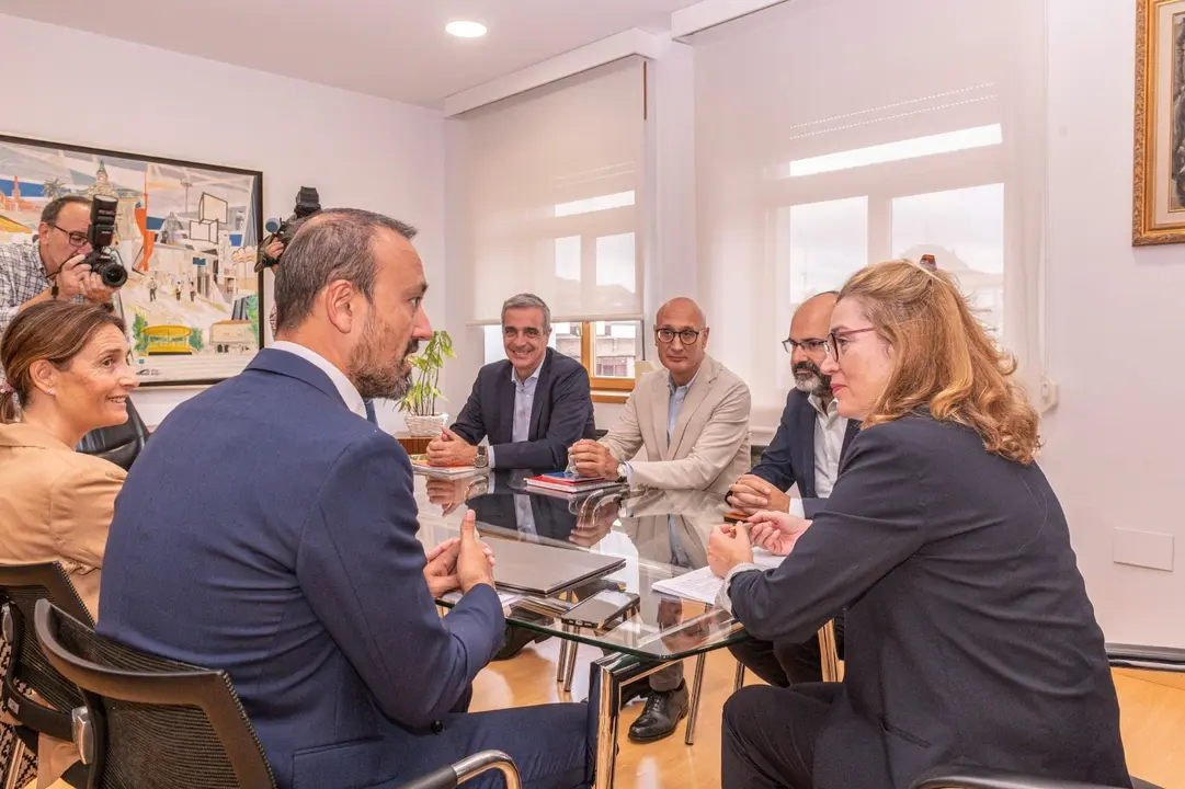 La consejera de Cultura, Turismo y Deporte, Eva Guillermina Fern&aacute;ndez, y el alcalde de Torrelavega, Javier L&oacute;pez Estrada, en una reuni&oacute;n entre representantes del Ayuntamiento y la Consejer&iacute;a