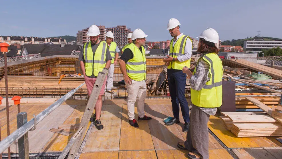 El alcalde, Javier L&oacute;pez Estrada, y la concejala Patricia Portilla visitan las obras de la Tecnoteca