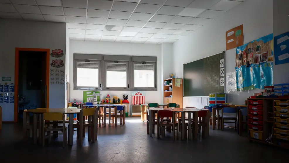 Sillas y mesas de un aula en el interior del Colegio