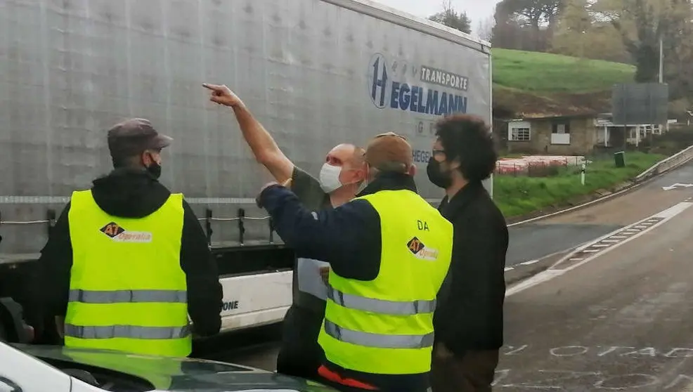 El coordinador de IU Santander y concejal, Keruin Mart&iacute;nez, con trabajadores de AT Operalia