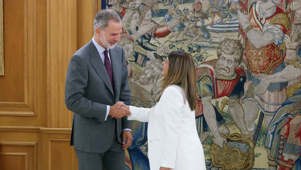 El Rey Felipe VI rrecibe a la presidenta de Cantabria, Mar&iacute;a Jos&eacute; S&aacute;enz de Buruaga