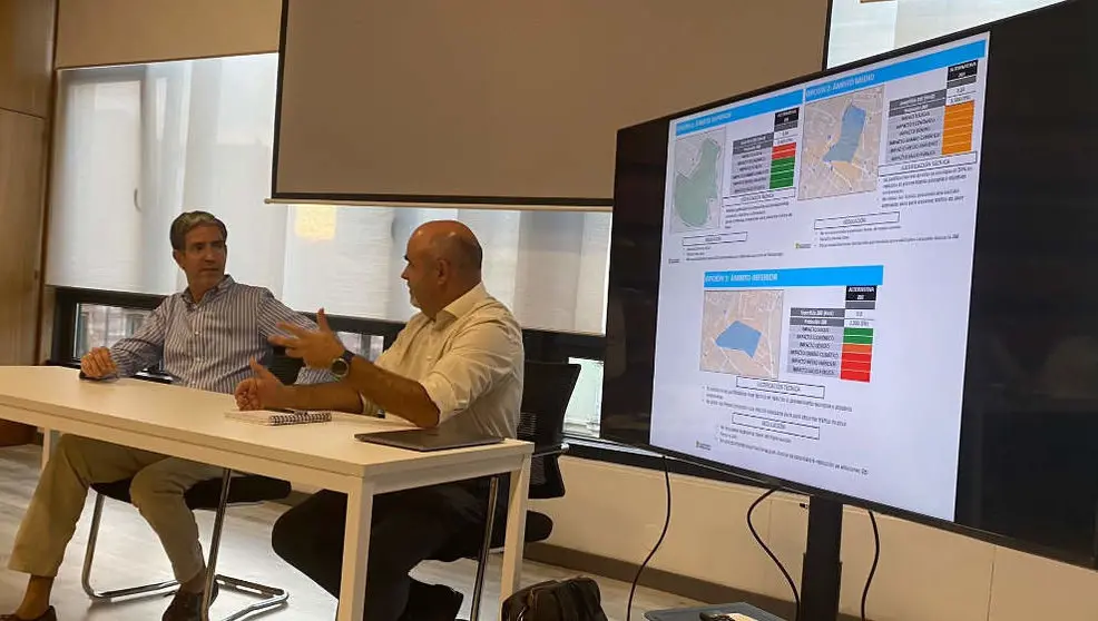 El presidente de C&aacute;mara Torrelavega, Carlos Augusto Carrasco, y Jose&acute; Luis Moura