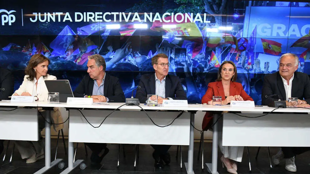 La vicesecretar&iacute;a de Pol&iacute;ticas Sociales y Reto Demogr&aacute;fico, Carmen Funez; el coordinador general del PP, El&iacute;as Bendodo; el presidente del Partido Popular y candidato a la presidencia del Gobierno, Alberto N&uacute;&ntilde;ez Feij&oacute;o; la secretaria general del Partido Popular, Cuca Gamarra; y el vicesecretario de Acci&oacute;n Institucional del Partido Popular, Esteban Gonz&aacute;lez Pons