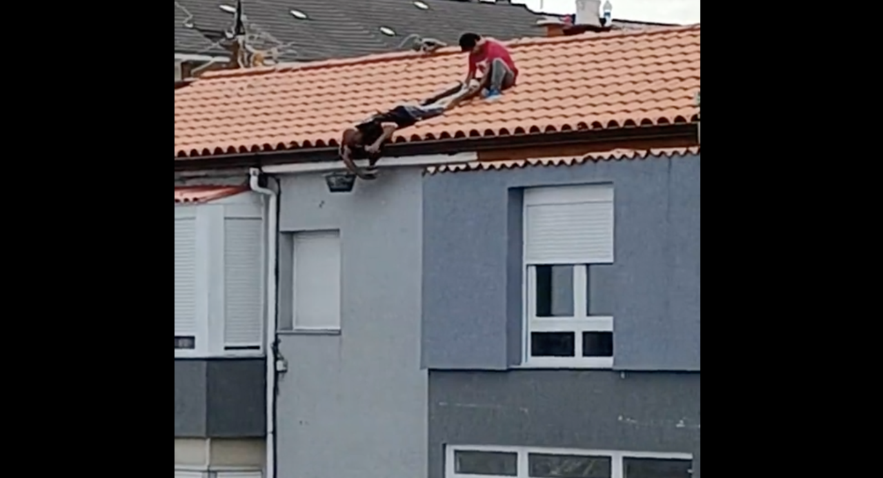 Impactantes im&aacute;genes de dos operarios en un tejado de Torrelavega