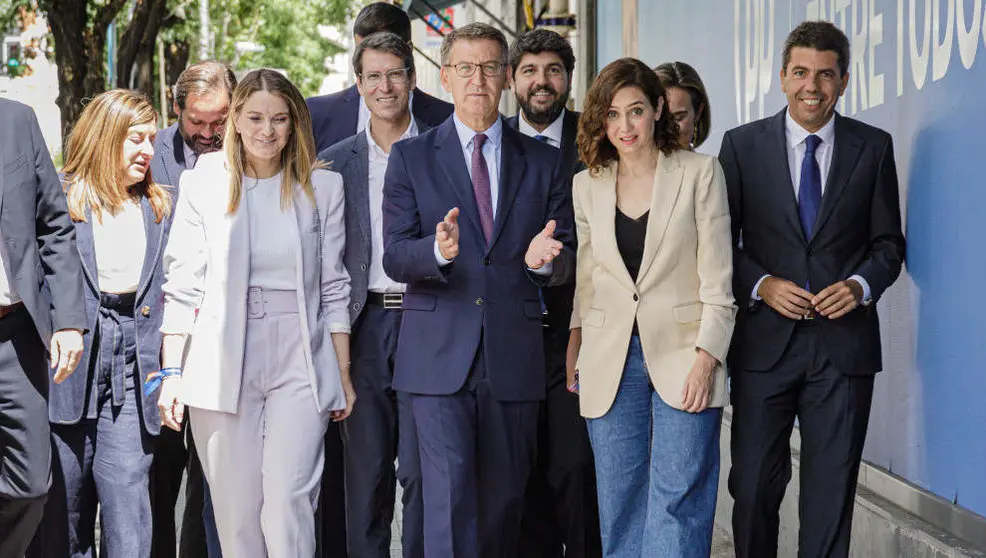 El presidente del Partido Popular, Alberto N&uacute;&ntilde;ez Feij&oacute;o (c), a su llegada a la Junta Directiva del PP, en la sede de G&eacute;nova,