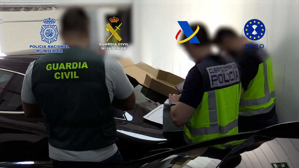 Agentes de la Guardia Civil y la Polic&iacute;a Nacional durante la operaci&oacute;n