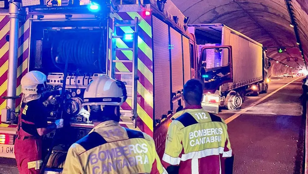 Sofocan el incendio de un cami&oacute;n en el T&uacute;nel de Pedredo
