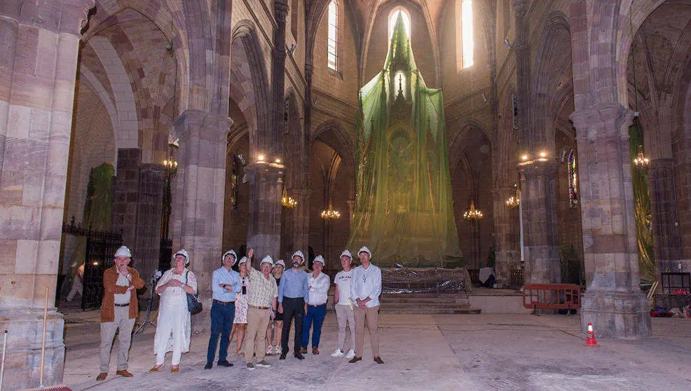 Miembros de la Corporaci&oacute;n de Torrelavega visitan las obras de la iglesia de La Asunci&oacute;n