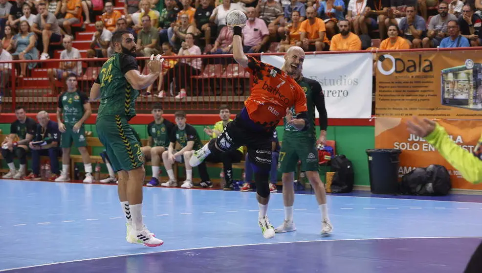 Adri&aacute;n Fern&aacute;ndez, durante el encuentro del Bathco ante el Rebi BM Cuenca | Foto- BM Torrelavega