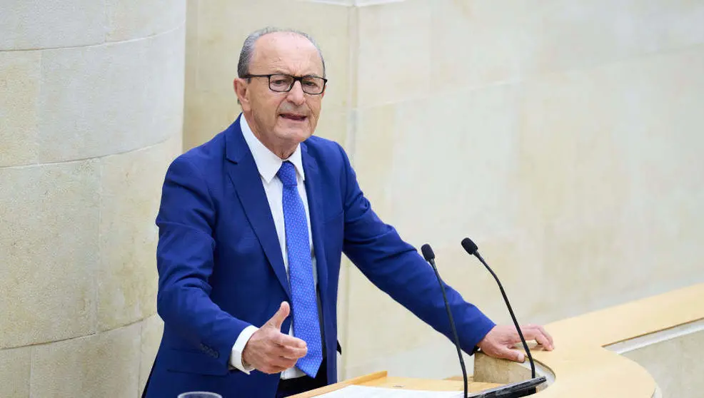 Francisco Javier L&oacute;pez Marcano interviene en una sesi&oacute;n plenaria en el Parlamento de Cantabria | Foto de archivo