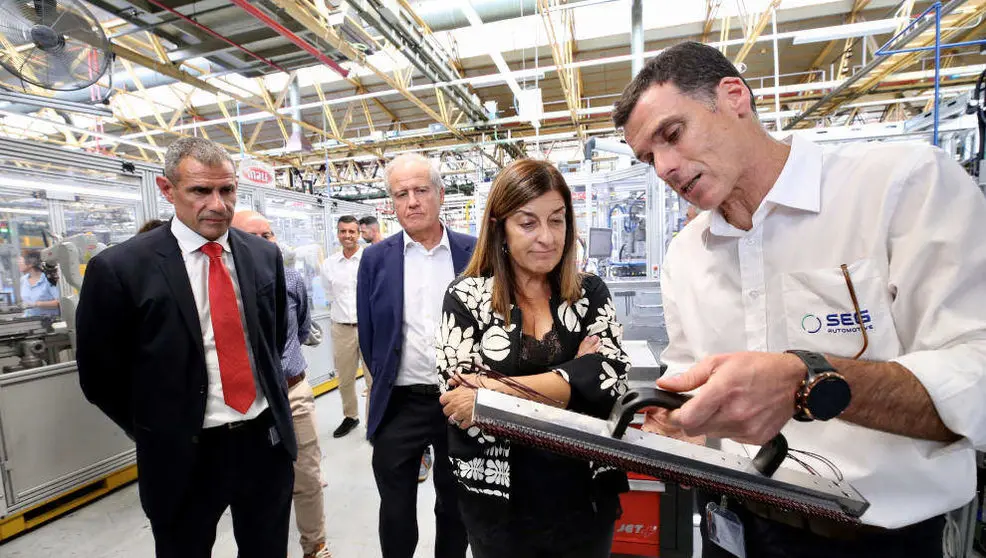 La presidenta de Cantabria, Mar&iacute;a Jos&eacute; S&aacute;enz de Buruaga, visita la plata de SEG Automotive