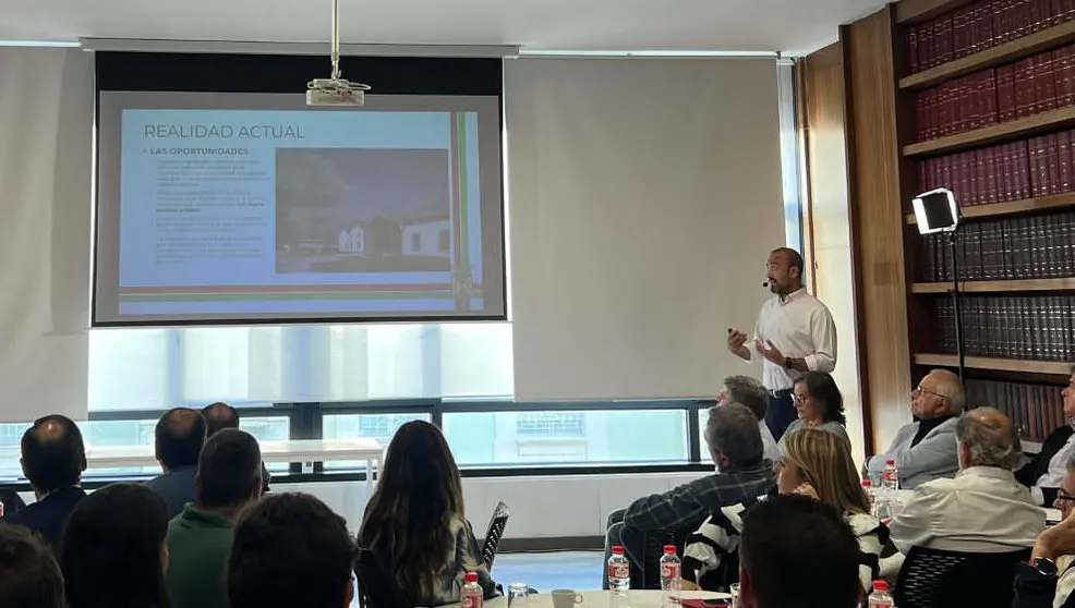 El alcalde, Javier L&oacute;pez Estrada, informa a los comerciantes del proyecto de soterramiento