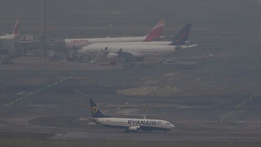 Varios aviones entre la niebla | Foto de archivo
