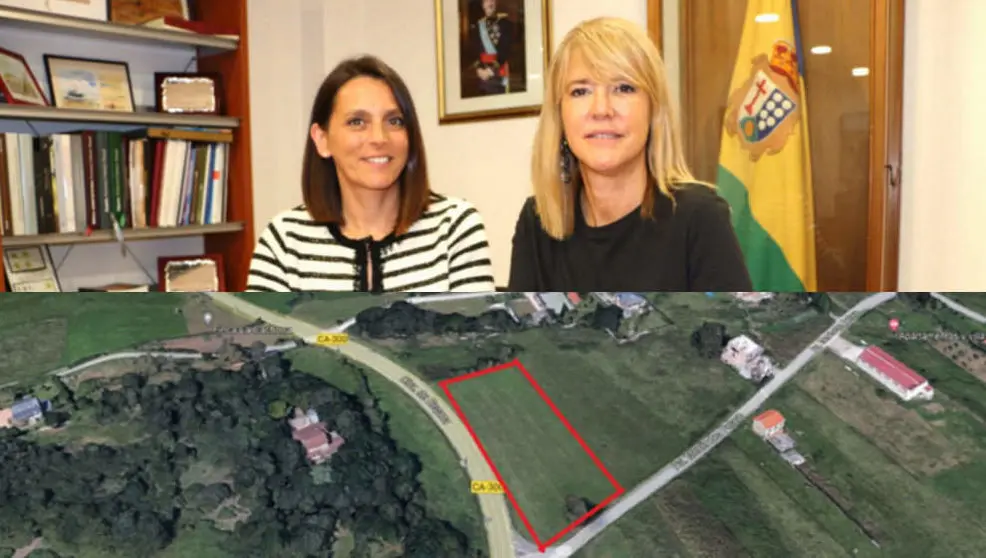 La alcaldesa de Santa Cruz de Bezana, Carmen P&eacute;rez Tejedor, y la concejala Manuela Bolado, y debajo uno de los terrenos en los que se plantea el macrocomplejo tur&iacute;stico