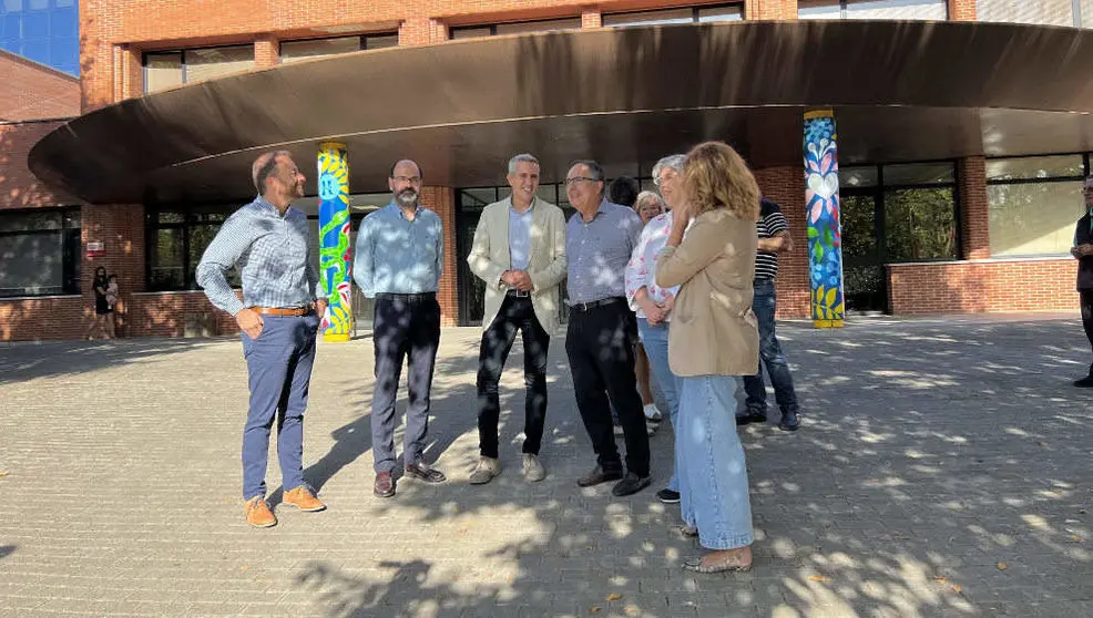 El secretario general del PSOE de Cantabria, Pablo Zuloaga; secretario general del PSOE de Torrelavega, Jos&eacute; Luis Urraca, y varios concejales socialistas a las puertas del hospital Sierrallana