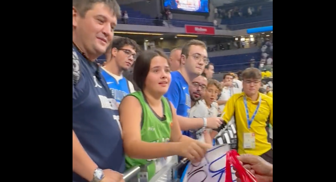 Una ni&ntilde;a de Pi&eacute;lagos regala a Dončić unos sobaos a cambio de sus zapatillas