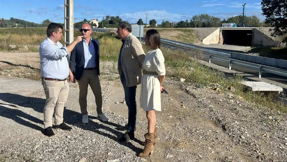 El diputado y senador auton&oacute;mico &Iacute;&ntilde;igo Fern&aacute;ndez, el portavoz del PP de Torrelavega, Miguel &Aacute;ngel Vargas, y los concejales Enrique G&oacute;mez Zamanillo y Luc&iacute;a Montes, junto a las obras del nudo de autov&iacute;as