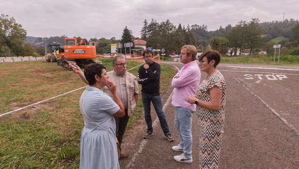 El alcalde, Pablo Diestro, y la concejala de Obras, Margari Mart&iacute;nez, junto a los miembros de la Junta Vecinal de Caranceja
