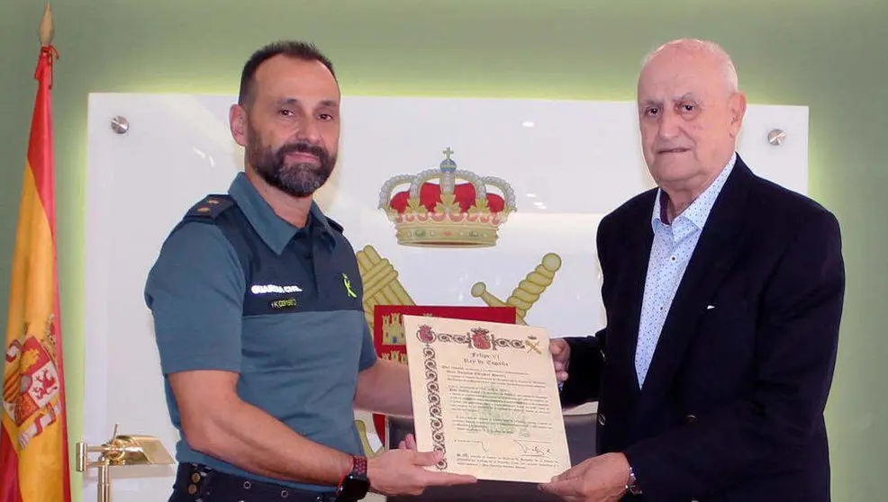 Imagen del Teniente Coronel Diego Mercader entregando el titulo a Jos&eacute; Luis Escobar, descendiente de Antonio Escobar